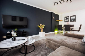 bold & black - balcony - Netflix - Wifi - 5 Person